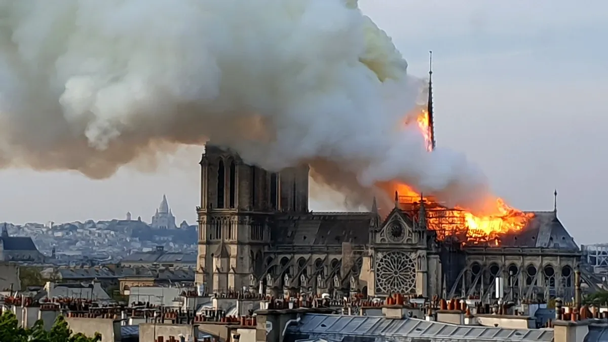 Die brennende Kathedrale Notre Dame in Paris